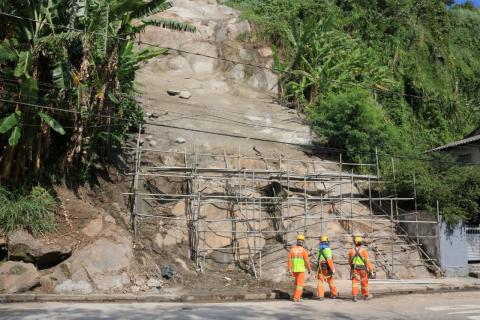 operários andando em obra #paratodosverem 