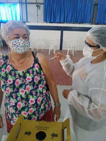 idosa é vacinada do braço #paratodosverem