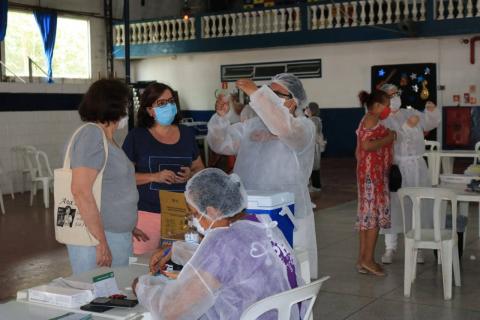 técnica prepara vacina #paratodosverem 