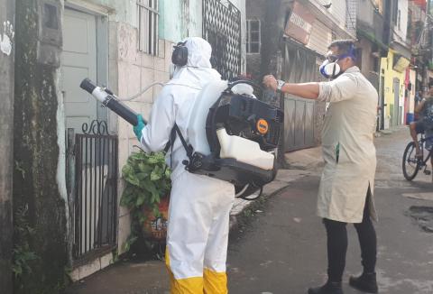 dois agentes aplicam o inseticida #paratodosverem 