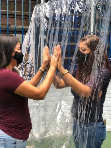 alunas batem as mãos pela cortina #paratodosverem