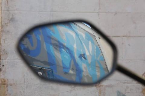 grafite visto de espelho retrovisor #paratodosverem