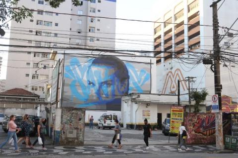 grafite visto do outro lado da rua #paratodosverem