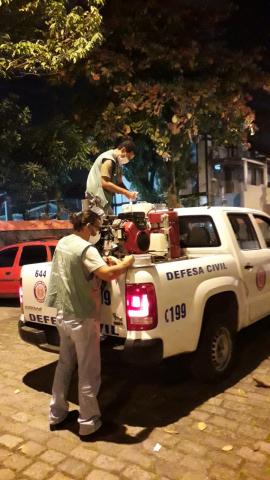 dois homens preparam inseticida no carro fumacê #paratodosverem