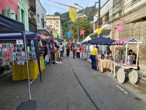 barracas distribuídas pela rua. #paratodosverem