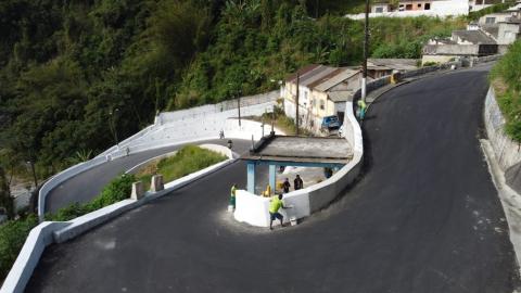 Foto aérea da via alargada no morro de Santos na curva. #paratodosverem