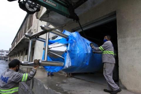 Homens colocam tanque dentro do mercado. #paratodosverem