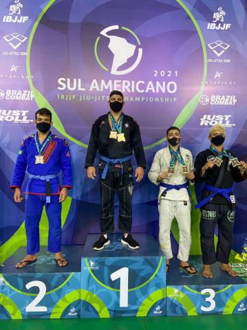 Atleta em primeiro lugar no pódio #paratodosverem