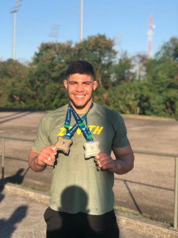 Atleta exibe suas duas medalhas #paratodosverem