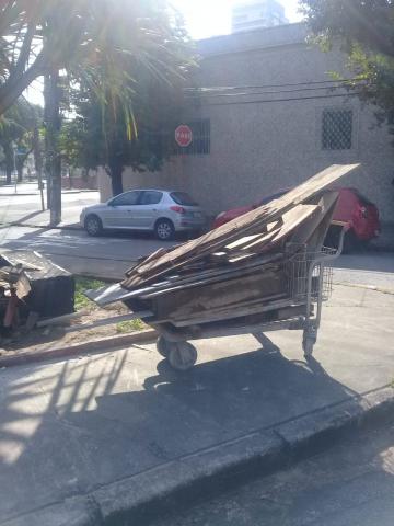 Carrinho de supermercado com restos de obras #paratodosverem