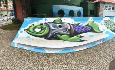 Grafite de peixe na arquibancada do aquário #paratodosverem