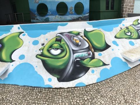 Grafite de peixe na arquibancada do aquário #paratodosverem