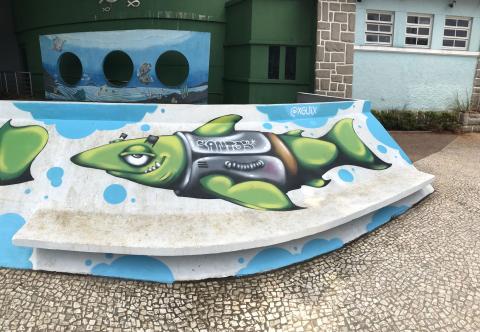 Grafite de peixe na arquibancada do aquário #paratodosverem