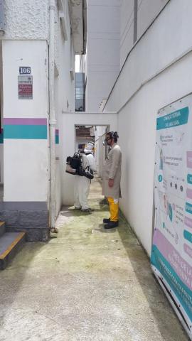 Homem faz nebulização em corredores #paratodosverem
