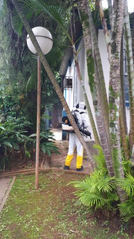 Homem faz nebulização em jardins de prédios #paratodosverem