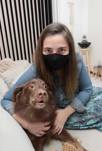 Mulher com cachorro no sofá #paratodosverem