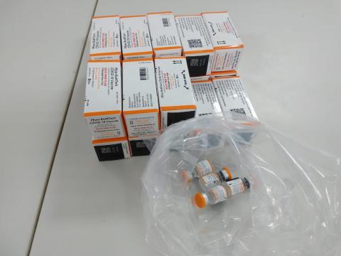 caixas e frascos da vacina #paratodosverem