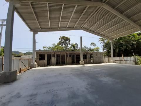 quadra com cobertura e cimento concretado #paratodosverem