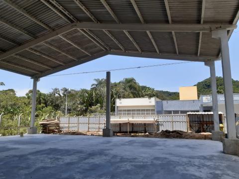 quadra com cobertura e cimento concretado #paratodosverem