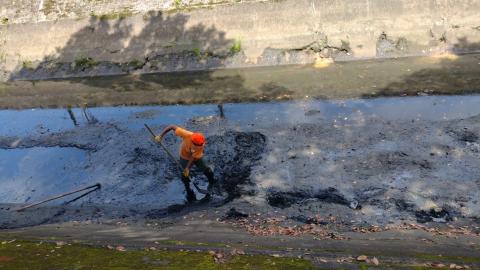 trabalhador tira lama de dentro do canal #paratodosverem