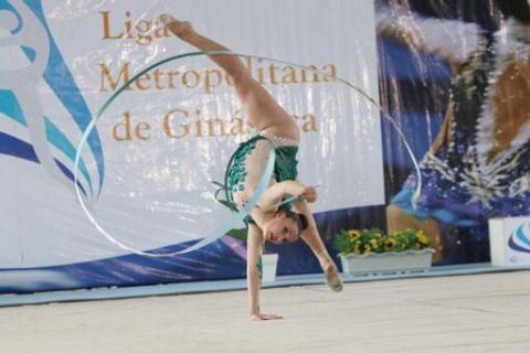 ginasta realiza acrobacia com fita #paratodosverem