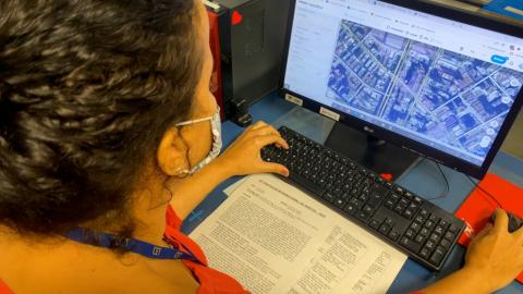mulher confere mapa em computador #paratodosverem