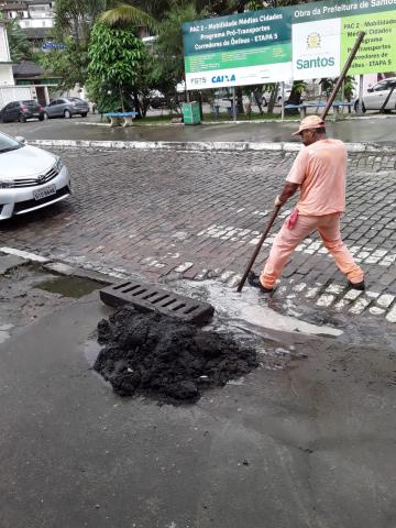 trabalhador retira lixo de bueiro #paratodosverem
