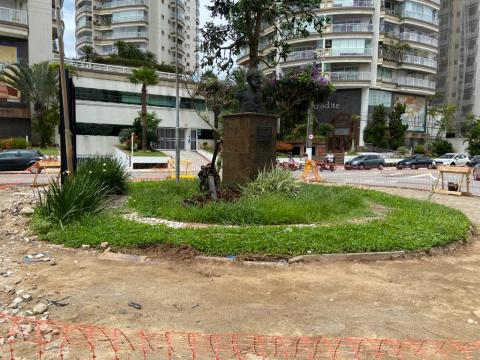 imagem da praça, busto cercado de jardim e calçada em obras #paratodosvererm