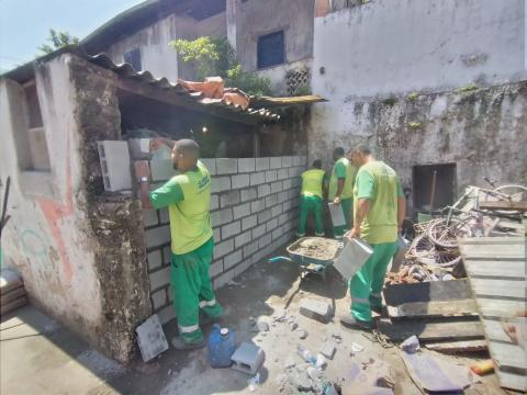 homens fecham entrada do imóvel com blocos de concreto #paratodosverem