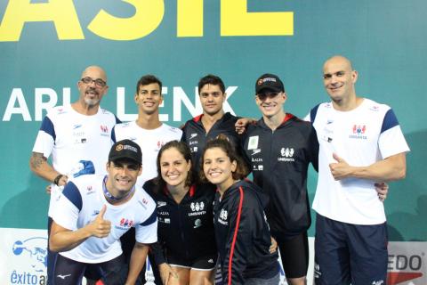 atletas posam para foto #paratodosverem