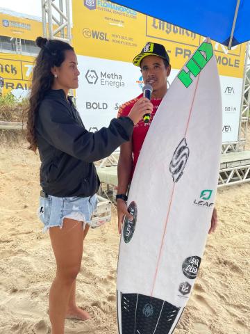 surfista dÁ entrevista com a prancha na mão #paratodosverem