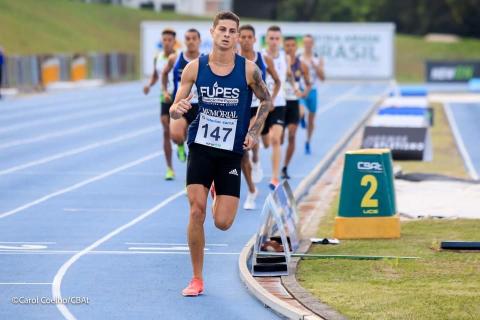 correr na frente com outros ao fundo na pista  #paratodosverem