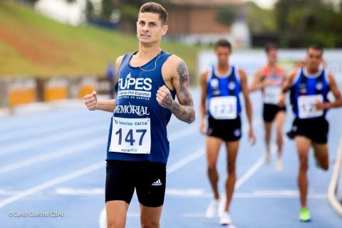 atleta comemora vitória com outros corredores ao fundo #paratodosverem