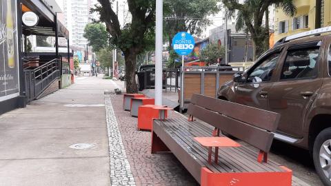 placa escrito ponto do beijo em deck ao lado de calçada #paratodosverem