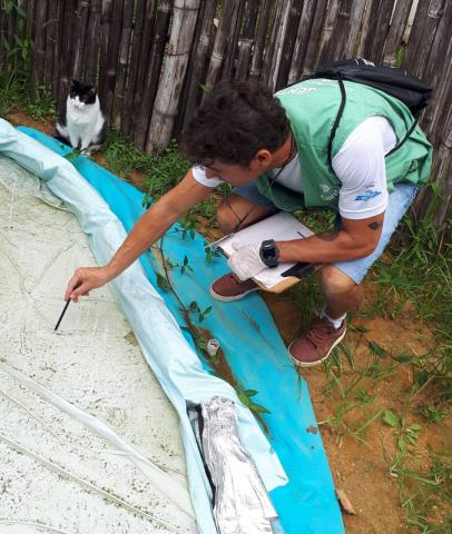 homem aplica produto em piscina #paratodosverem