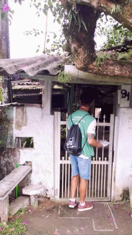 agente na frente de porta de casa #paratodosverem