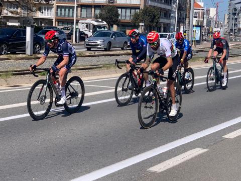 ciclistas em prova na rua #paratodosverem