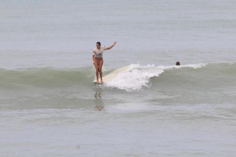 surfista pegando onda #paratodosverem