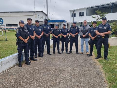 agentes da guarda posam para foto #paratodosverem