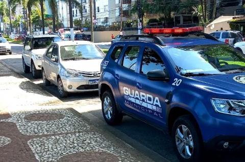 carro da guarda na frente de carro furtado na avenida da praia #paratodosverem