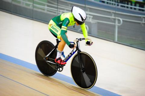 ciclista pedala em prova #paratodosverem