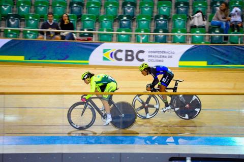 duas ciclistas pedalam rapido em pista #paratodosverem