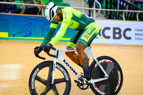 ciclista pedala em prova #paratodosverem