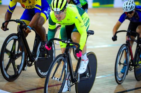 ciclista pedala em prova com dois outros ciclistas atrás  #paratodosverem