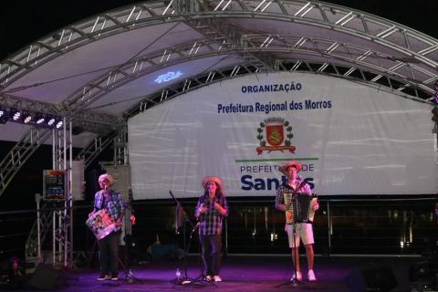 banda se apresenta no  palco #paratodosverem