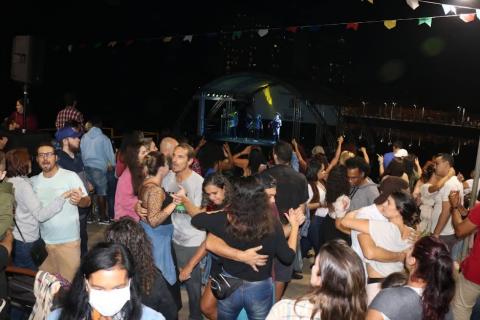 casais dançando #paratodosverem