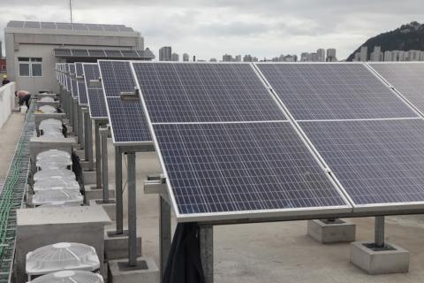 Placas de captação de energia solar no alto de prédio. @pratodosverem