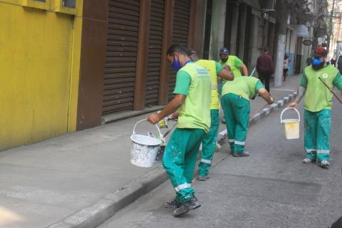Homens carregam balde #paratodosverem
