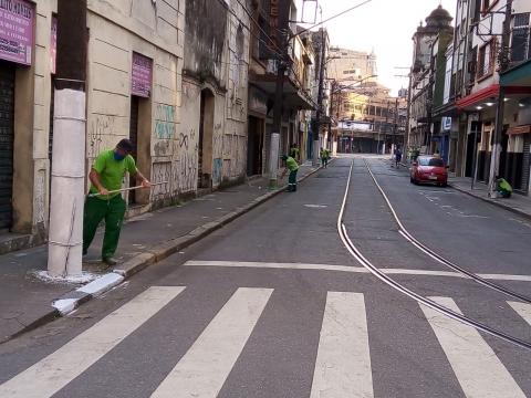 Homens realiza pintura em poste #paratodosverem
