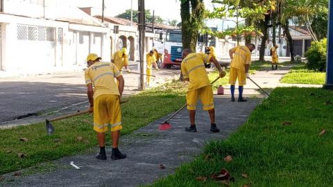 Trabalhadores fazem raspação e capinação nos jardins #paratodosverem